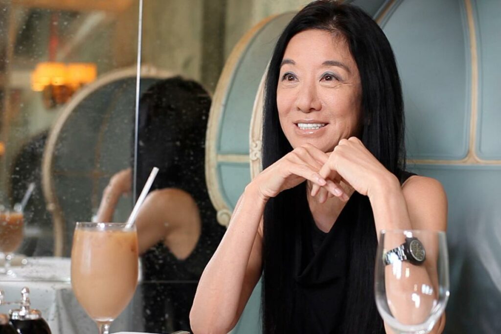 Vera Wang es una de las diseñadoras de moda más influyentes del mundo, célebre por revolucionar la industria de los vestidos de novia.