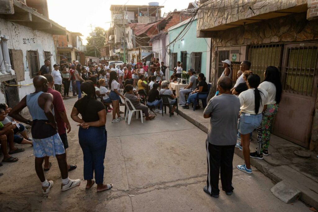 Personas participan en un homenaje a las víctimas por los terremotos del pasado 24 de junio de 2026.