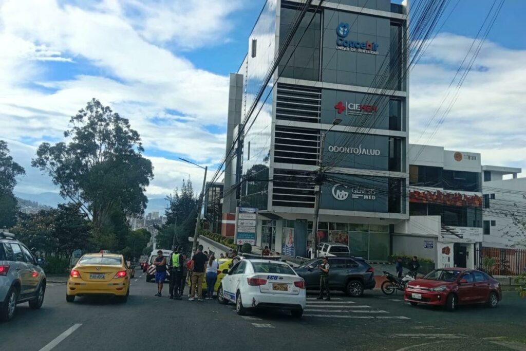 El choque ocasionó el cierre de un carril en la av. Mariana de Jesús.