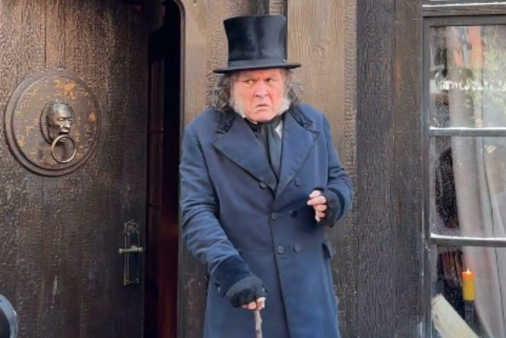 Johnny Depp como Ebenezer Scrooge.