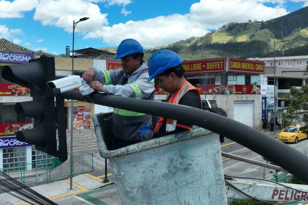 Las cámaras de seguridad se instalaron en algunos de los semáforos de Quito.