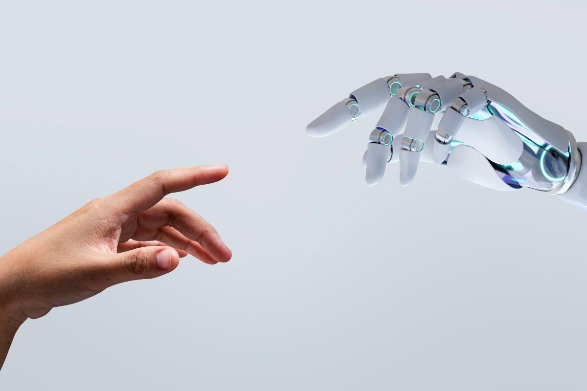 China presenta robots humanoides para combatir la soledad.