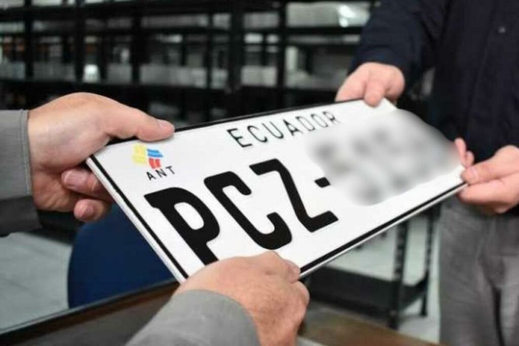 AMT entrega placas metálicas en Quito