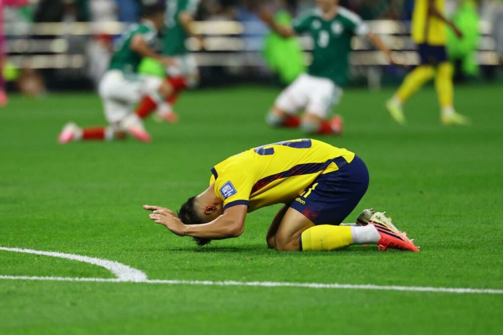 Alan Franco de la Selección de Ecuador tras un gol de México en el Mundial.