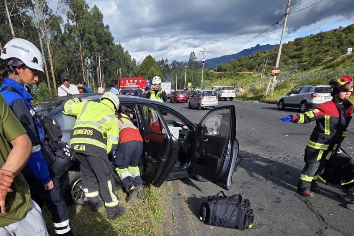 Siniestro en la av. Simón Bolívar deja seis personas heridas en Quito
