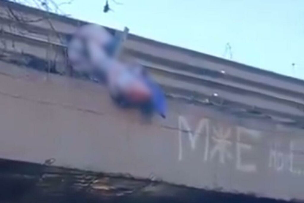 Moradores alertaron por un cuerpo colgando en un puente en la av. Simón Bolívar.