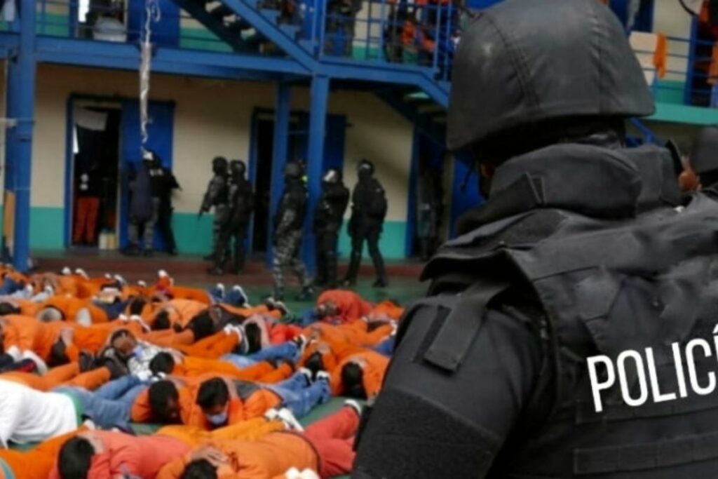Gobierno convoca a policías y militares en servicio pasivo para reforzar la seguridad en las cárceles.