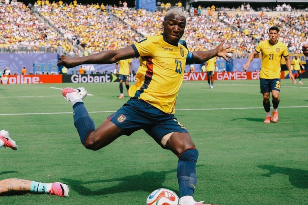 Moisés Caicedo en un partido en el Mundial 2026 con la Selección de Ecuador.