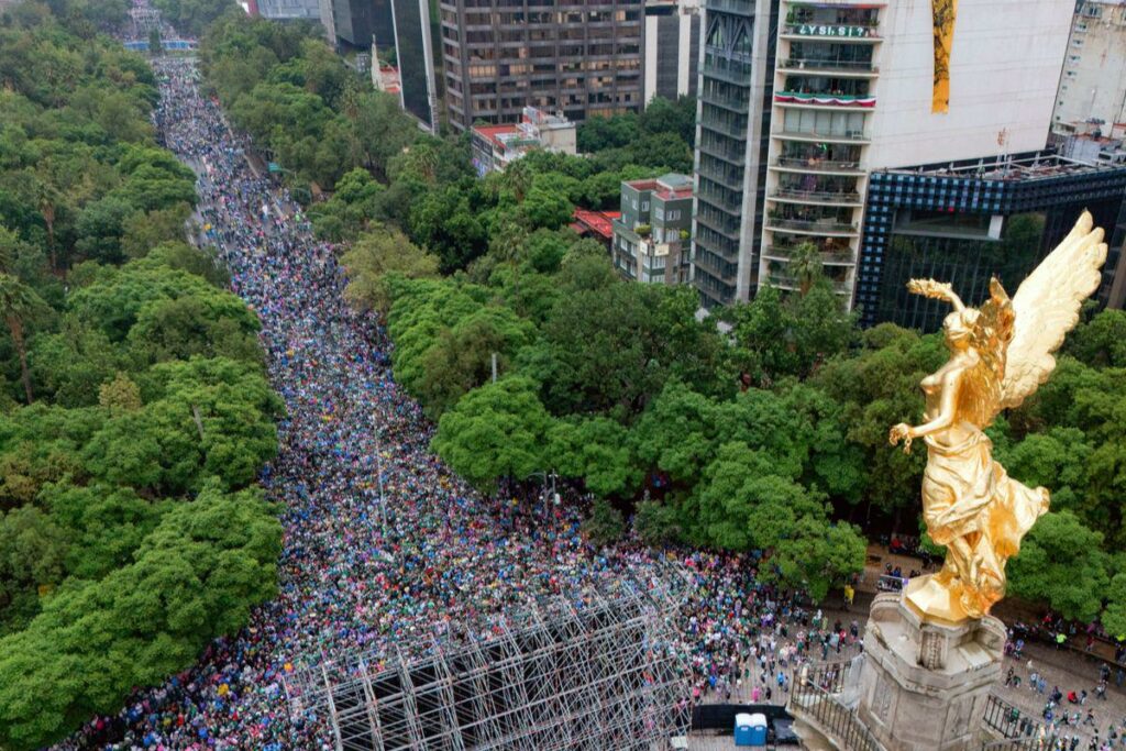 Aficionados abarrotan el Ángel de la Independencia en la Ciudad de México.