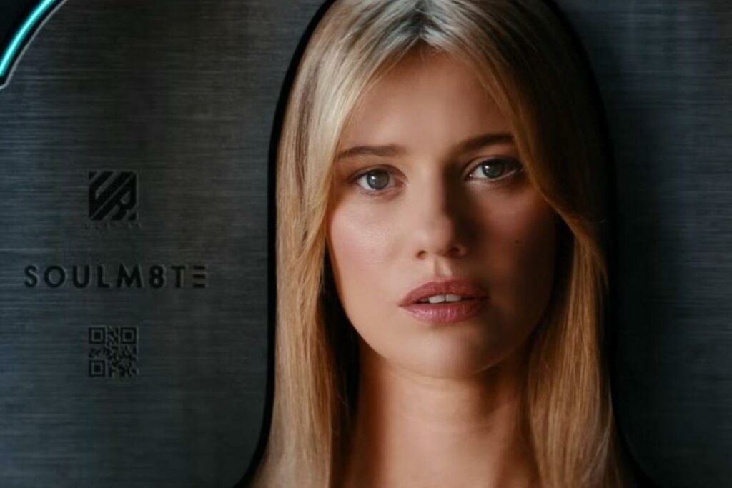 Afiche promocional de la película ‘Soulm8te’, que muestra un rostro robótico de mirada inquietante y estética futurista.