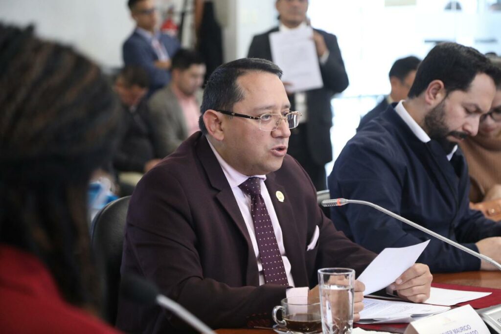 Contraloría detecta hasta 40 indicios responsabilidad penal al mes, informó el contralor Mauricio Torres.