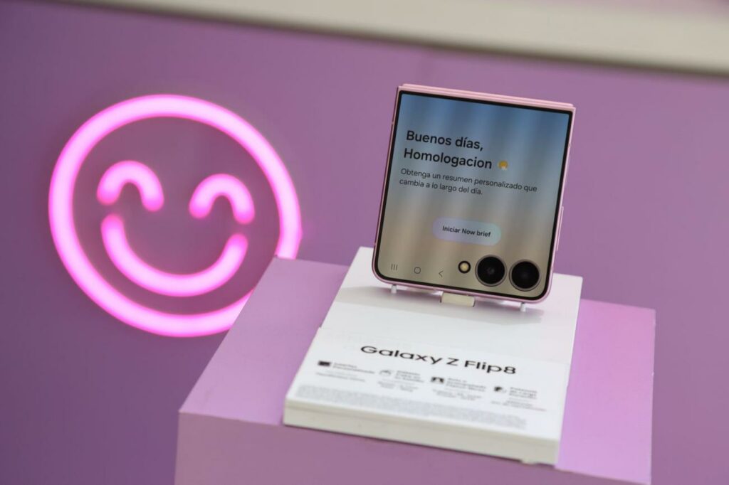 Galaxy Z Flip 8 el nuevo teléfono plegable presentado por Samsung • El Comercio