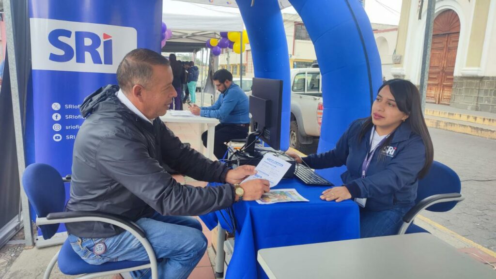 Contribuyentes realizan la declaración del IVA en el portal del SRI durante el calendario de julio.