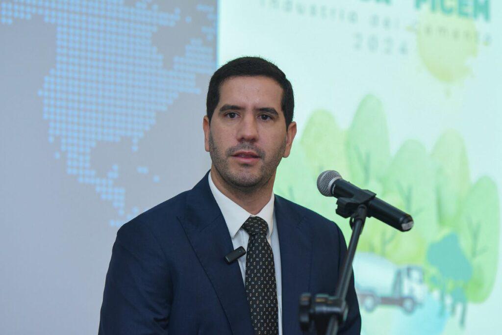 Ministro de Infraestructura y Transporte, Roberto Luque.