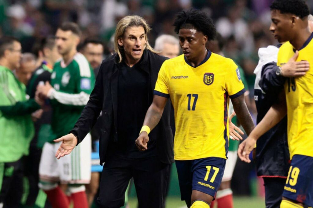 Sebastián Beccacece (izq.), último DT de la Selección de Ecuador, junto a Angelo Preciado en el Mundial de 2026.