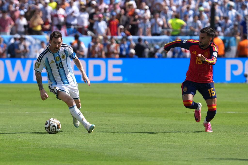 Álex Baena (d), de España, disputa el balón con Lionel Messi, de Argentina, durante la final del Mundial de la FIFA 2026.