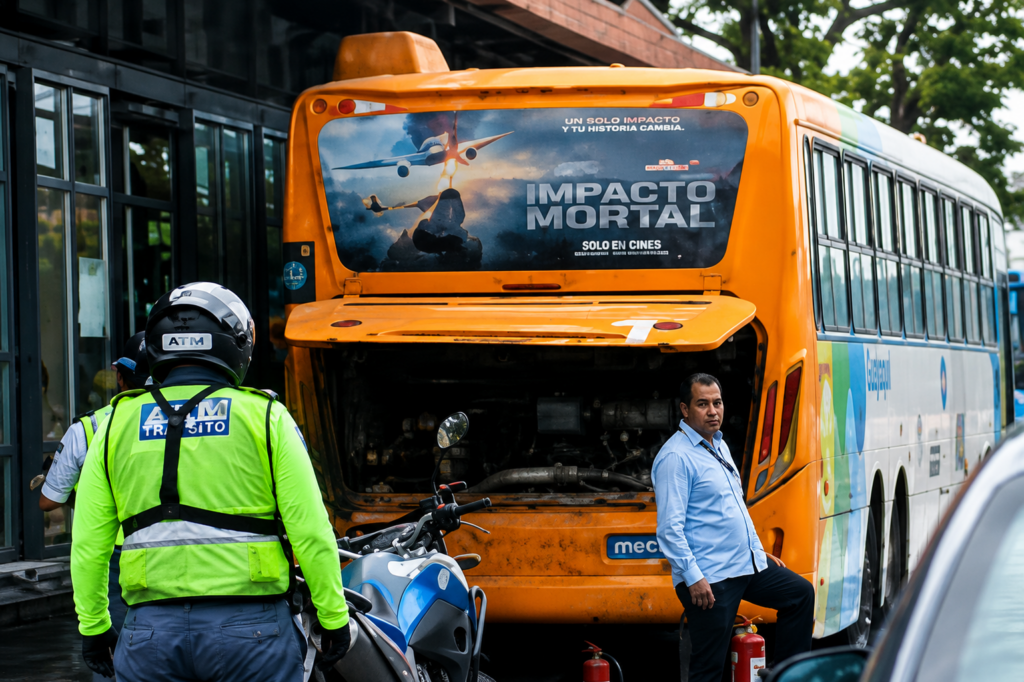 Evacúan bus de la Metrovía por emanación de humo
