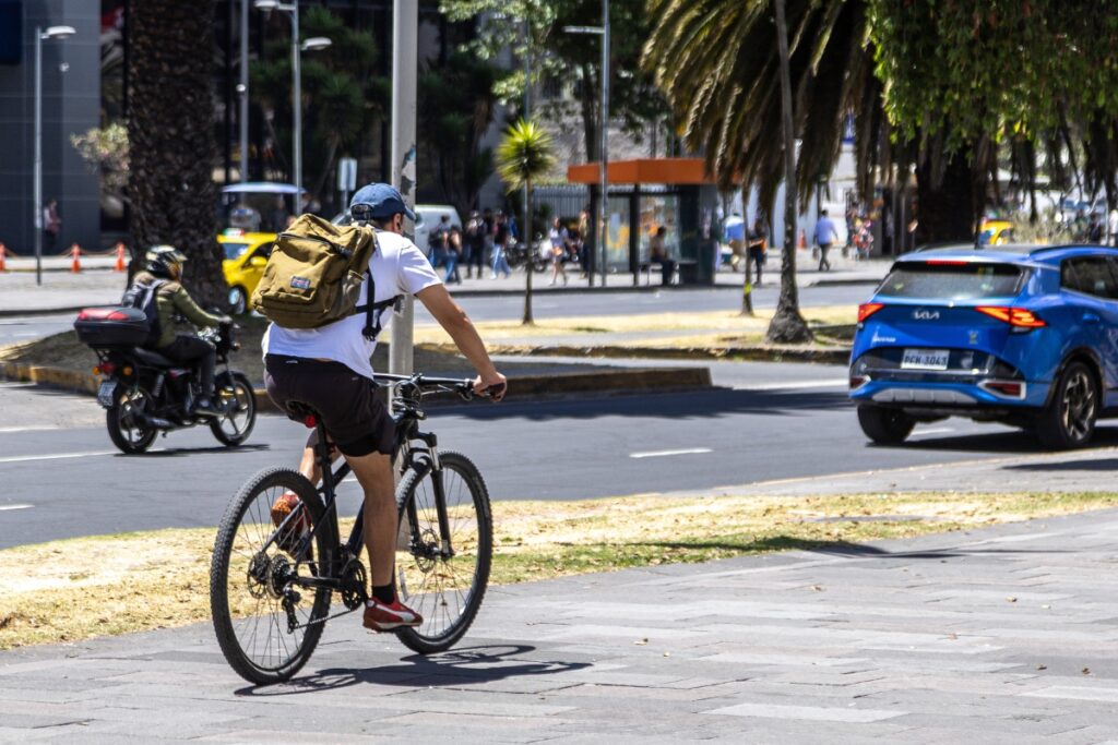 Los quiteños aprendieron a llegar a las estaciones del Metro caminando, mientras el número de ciclistas no despega. Foto: Julio Estrella