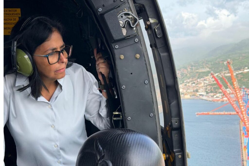 La presidenta encargada de Venezuela, Delcy Rodriguez, sobrevuela en helicóptero para evaluar la atención integral en La Guaira.