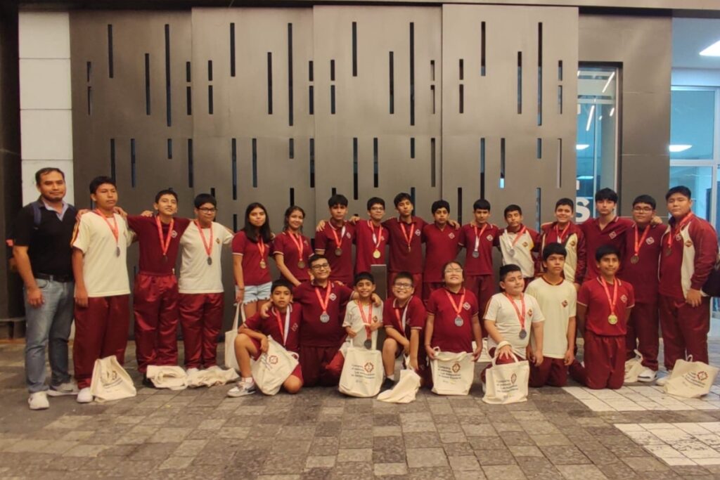 El profesor Édgar Rodríguez y sus alumnos que ganaron medallas en el Binacional