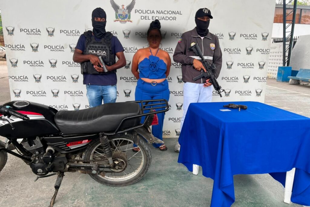 Presunta implicada en delitos de asalto, robo y extorsión en Esmeraldas fue detenida. Foto: Policía