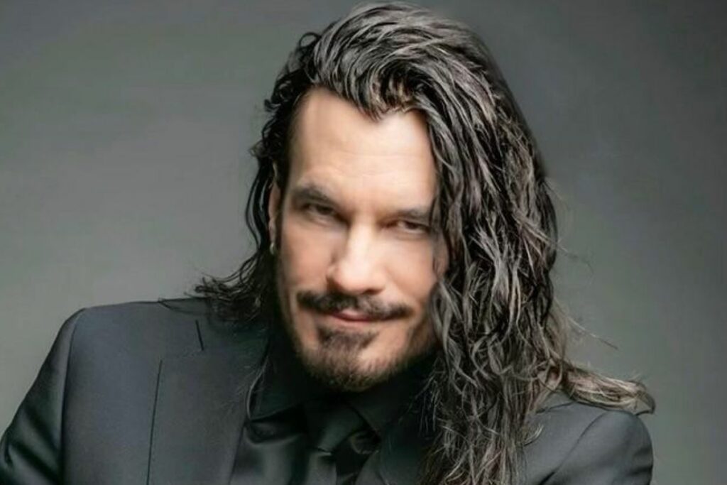Mario Cimarro es un reconocido actor, modelo y cantante cubano que ha dejado huella en la televisión latinoamericana.
