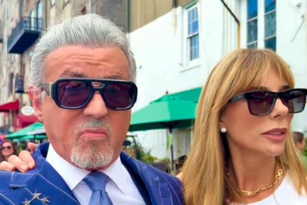 Stallone con Jennifer Flavin, con quien continúa casado desde 1997, luego de superar una crisis matrimonial en 2022.