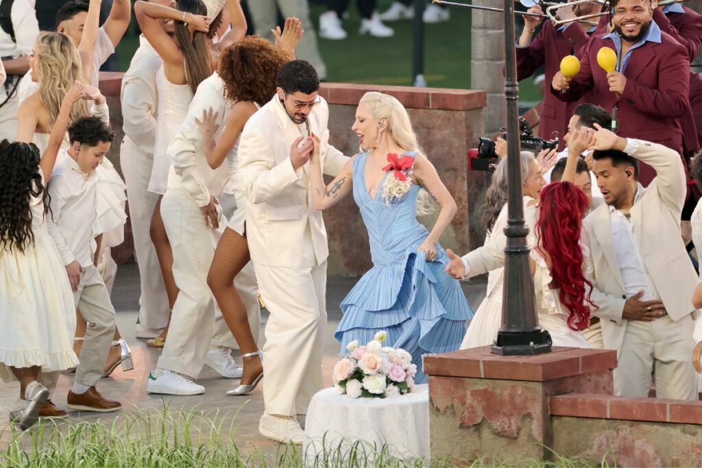 Bad Bunny invitó a Lady Gaga a su show en Super Bowl 2026 y bailaron juntos.