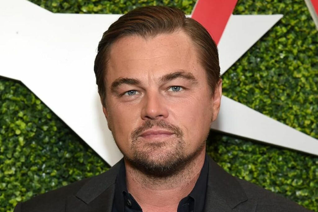 Leonardo DiCaprio tiene una carrera artística de 35 años, la cual comenzó a principios de la década de 1990 con anuncios publicitarios y su debut en el cine con la película Critters 3 en 1991.