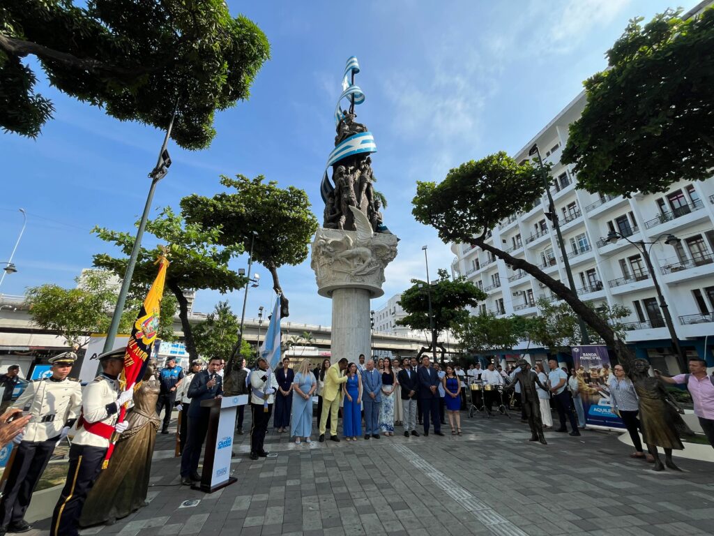 Pregón Cívico empezó con acto formal en la Plaza Bicentenario.