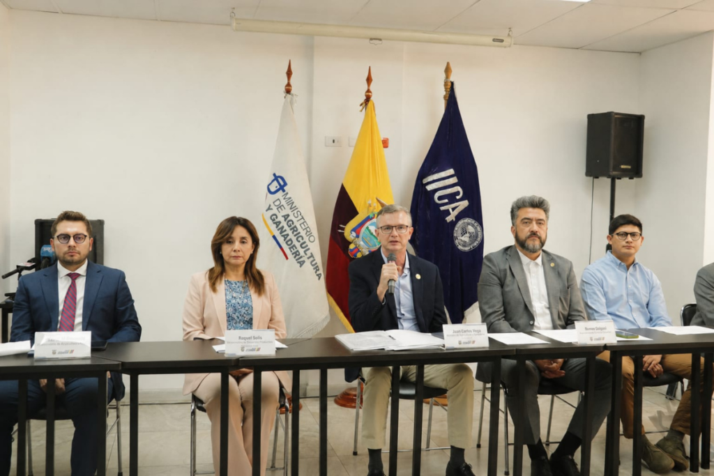 Ministro Juan Carlos Vega y presenta medidas preventivas ante el evento climático. Foto: Magp (cortesía)