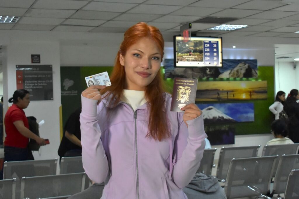Una mujer muestra su cédula y pasaporte en el Registro Civil de Ecuador.