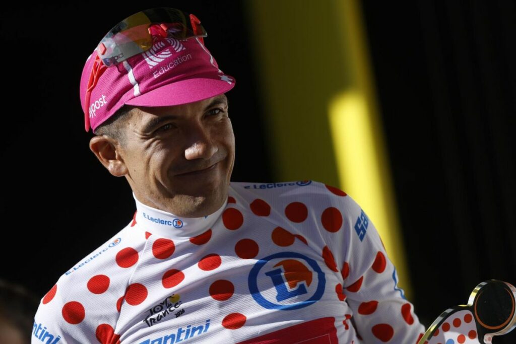 Richard Carapaz firma un día histórico con combatividad y maillot de lunares en el Tour de Francia