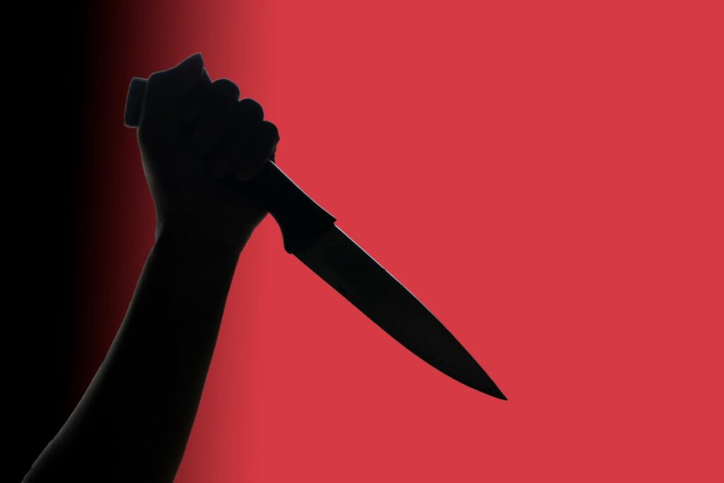 Mano de una persona sosteniendo un arma blanca en una imagen referencial sobre violencia y sicariato juvenil.