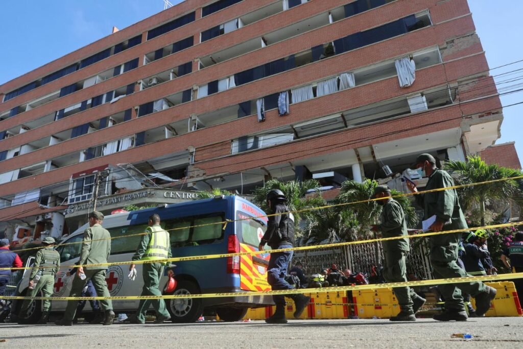Personal médico y rescatistas realizan el rescate de Hernán Gil tras los terremotos en Caracas, Venezuela.
