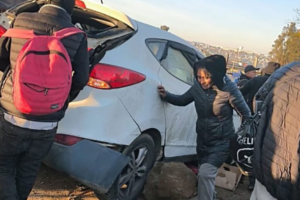 Un vehículo blanco muestra daños en su parte trasera después del atropello a varias personas en Chile. Foto: Captura de redes sociales