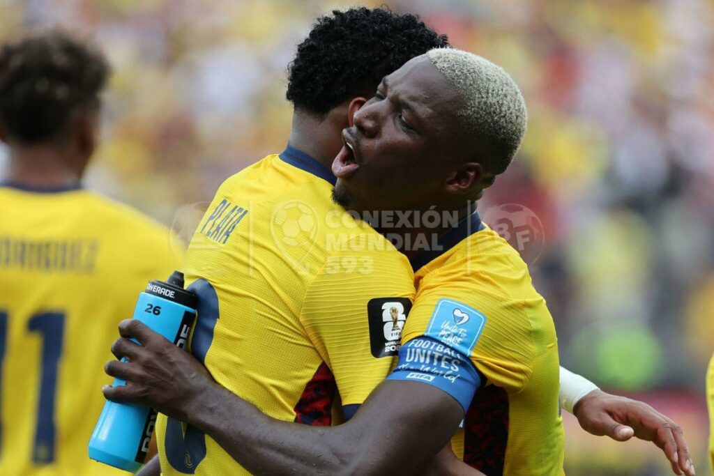 Moisés Caicedo (der.) en el Mundial de 2026 con la Selección de Ecuador.