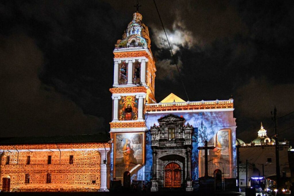 El festival de luces de Quito es ya una tradición en el verano.