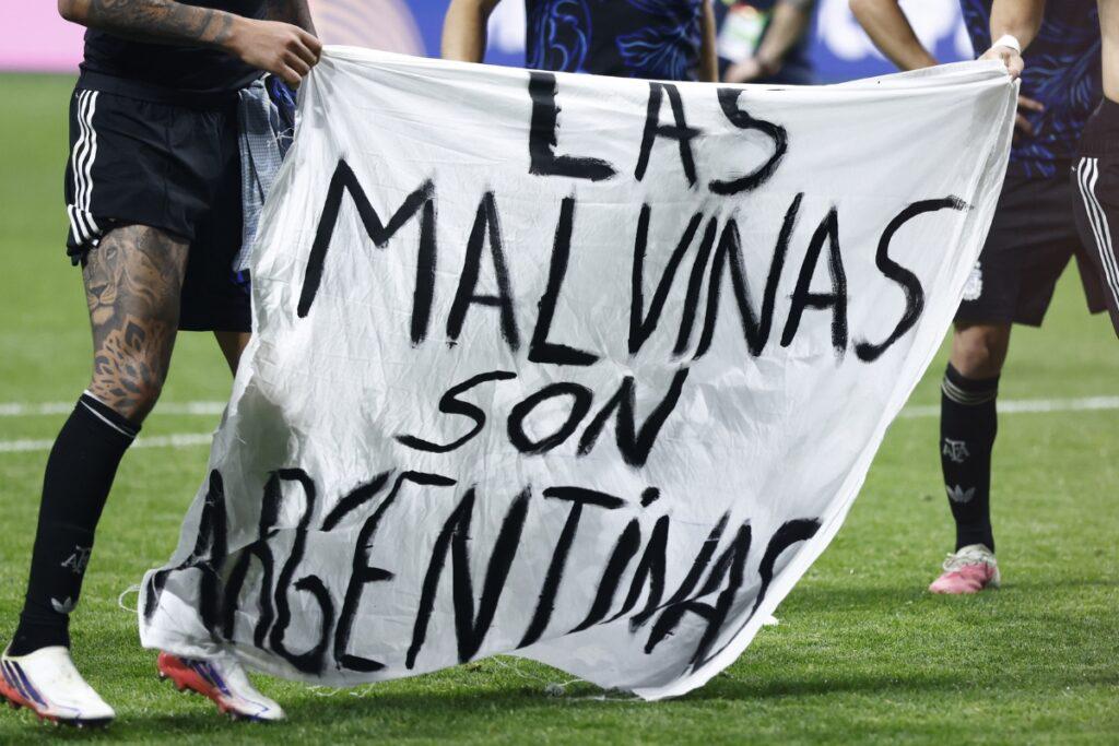 Los jugadores de Argentina mostraron una pancarta sobre las islas Malvinas tras eliminar a Inglaterra del Mundial 2026
