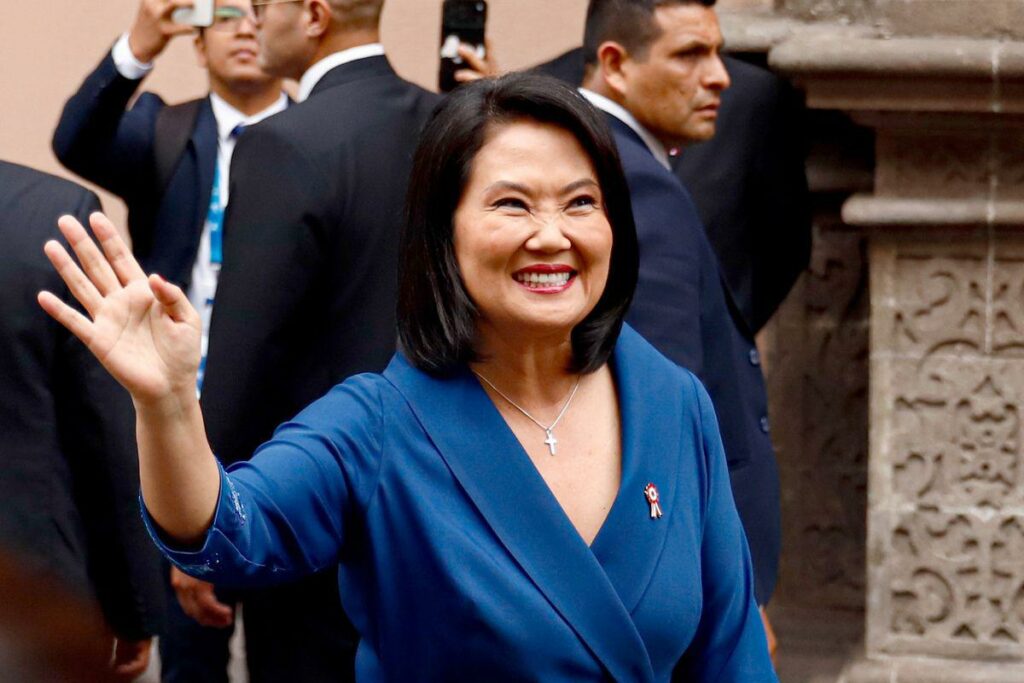 La presidenta electa de Perú, Keiko Fujimori, saluda durante su llegada al Palacio de Torre Tagle previo a los actos oficiales de la transmisión de mando e investidura de su posesión de este martes, en Lima (Perú).