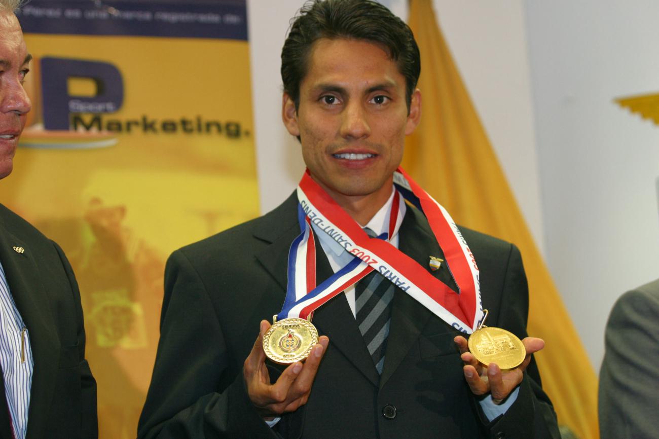 Jefferson Pérez tras ser campeón mundial de marcha en 2003.