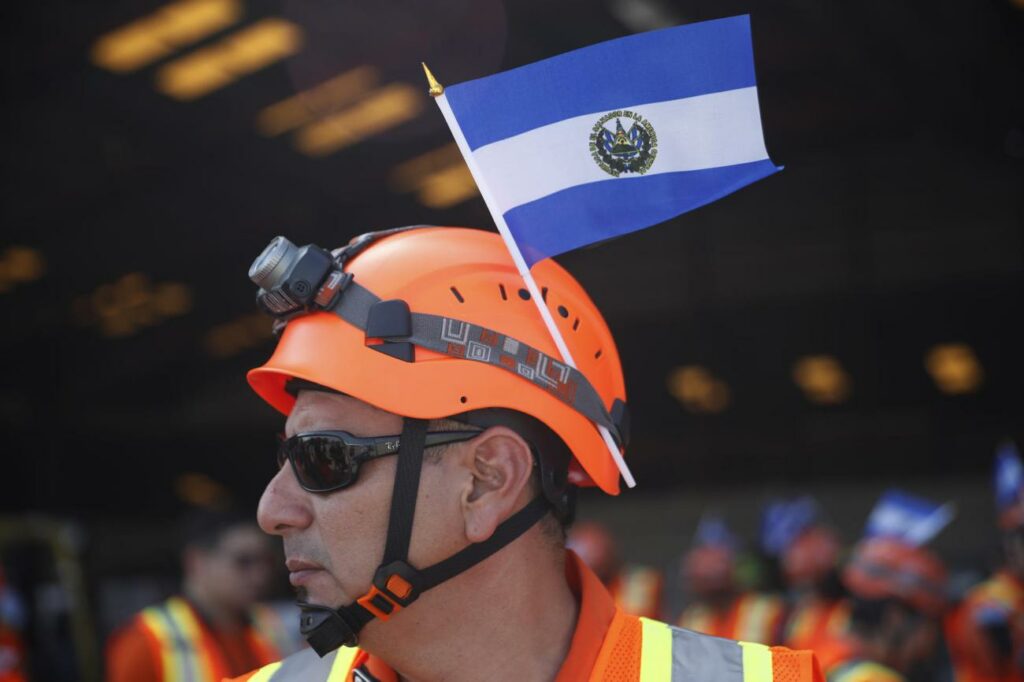 El Salvador envió personal médico y perros de rescate a Venezuela.