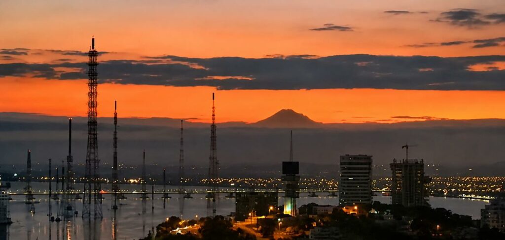 Vista del volcán Chimborazo desde Guayaquil.