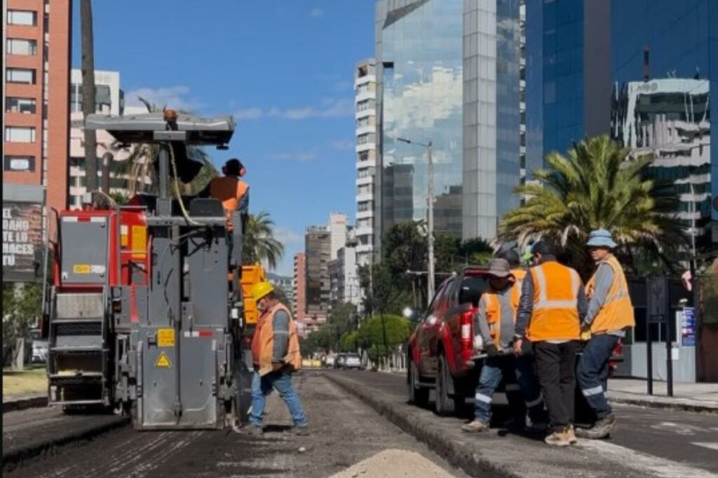 Personal del Municipio de Quito realiza trabajos en la 12 de Octubre.