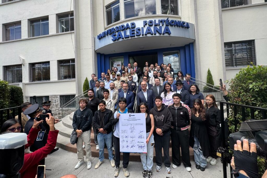 Autoridades de Quito junto a rectores y estudiantes universitarios durante la firma de la Carta de Adhesión para el corredor seguro.