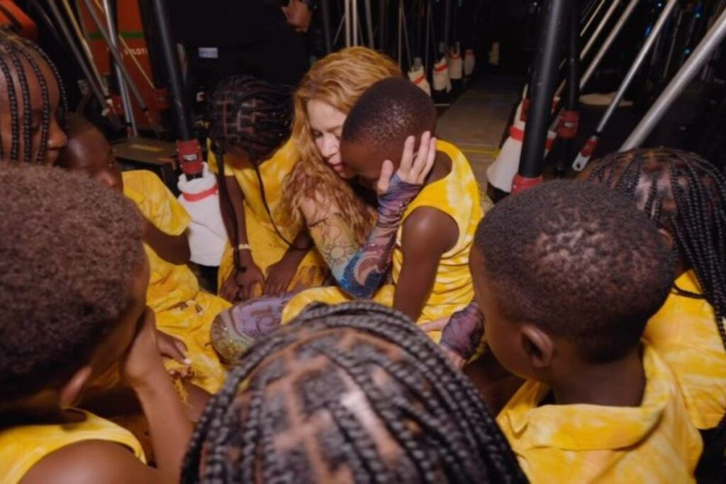 Shakira con los niños de Uganda.