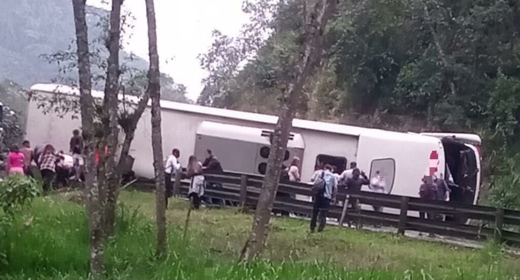 Un fallecido y 15 heridos deja un siniestro en Tandapi