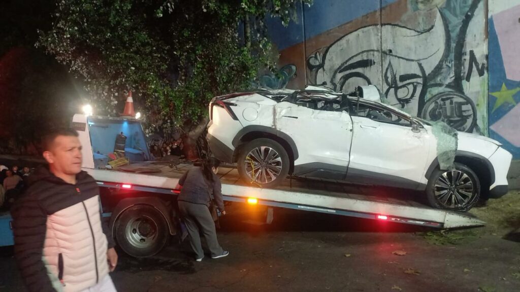 En la foto el vehículo involucrado en el siniestro de tránsito de El Condado mientras llevado por la AMT.
