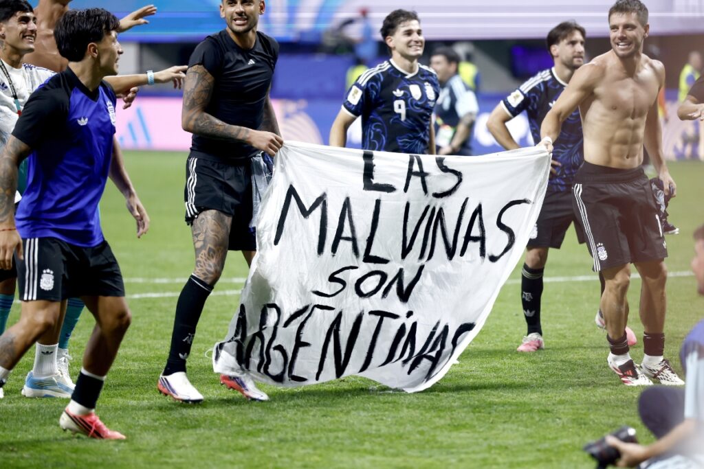 Los jugadores de Argentina mostraron una pancarta sobre las islas Malvinas tras eliminar a Inglaterra del Mundial 2026.