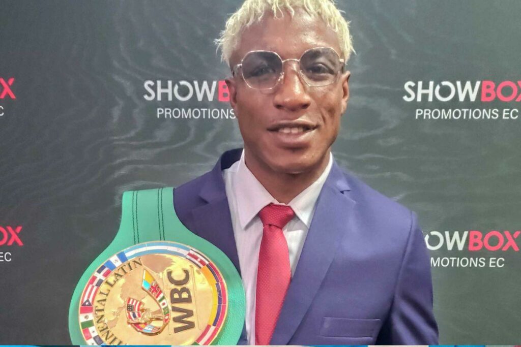 Jhordy ‘Vikingo’ Mina con el título continental de Latinoamérica del Consejo Mundial de Boxeo.